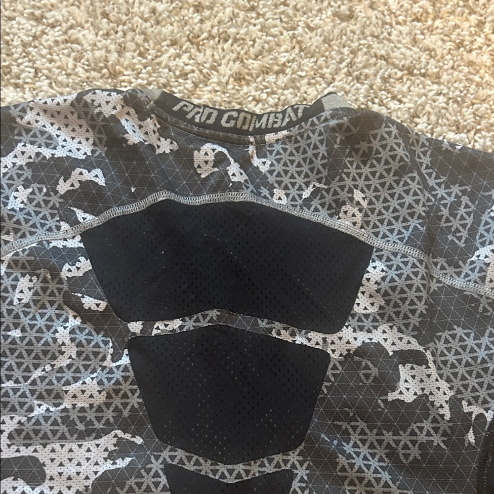 Nike Men's Gray and Black Short Sleeve Tee - Picture 4 of 4